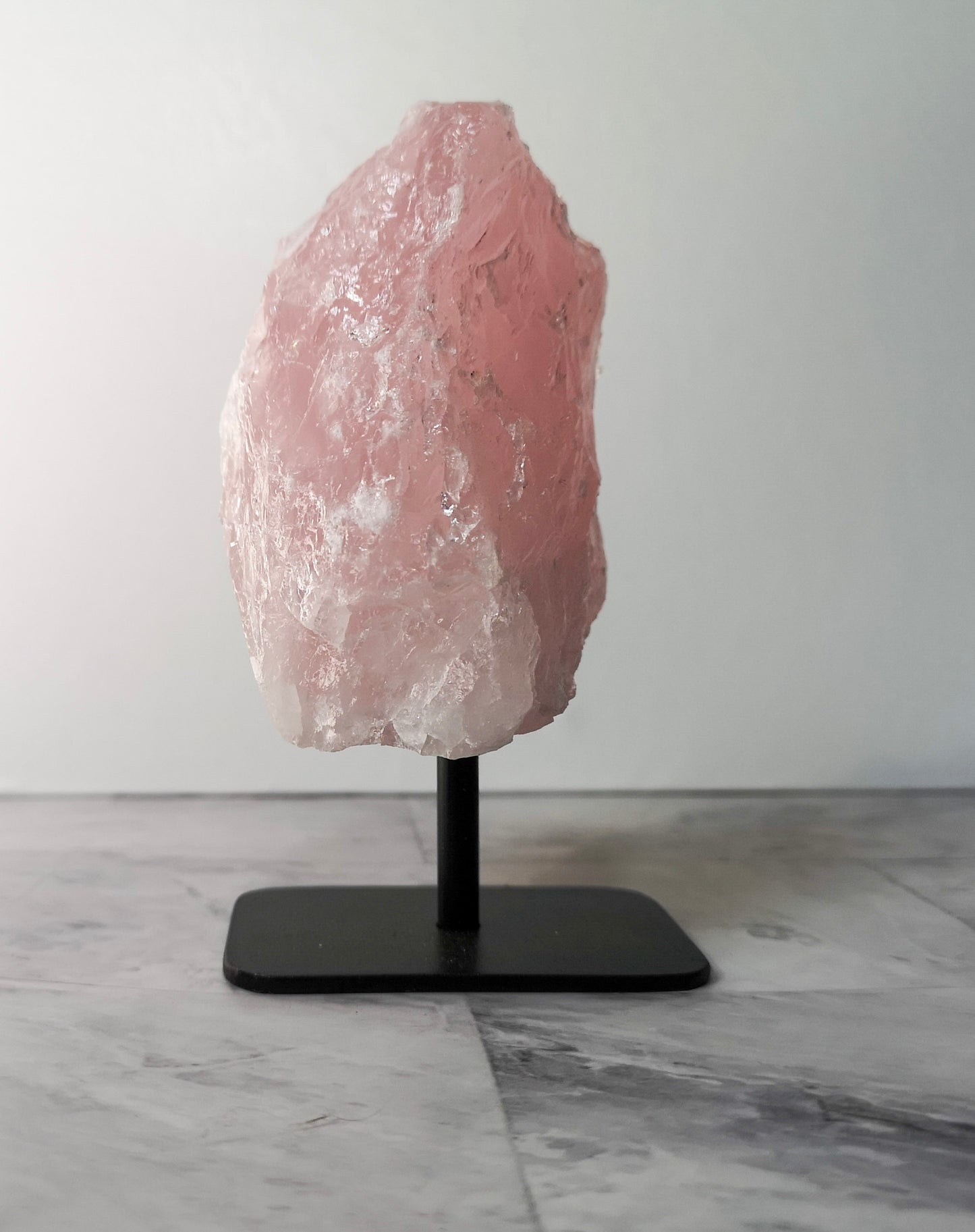 Rough rose quartz with stand